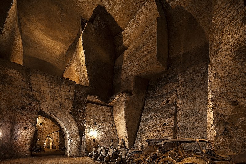 20210617183159800px-Galleria_borbonica_-_War_refuge_(Naples)_-_Associazione Culturale Borbonica Sotterranea.jpg